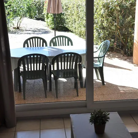 250 Waterfront With Garden Daire