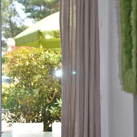 250 Waterfront With Garden דירה